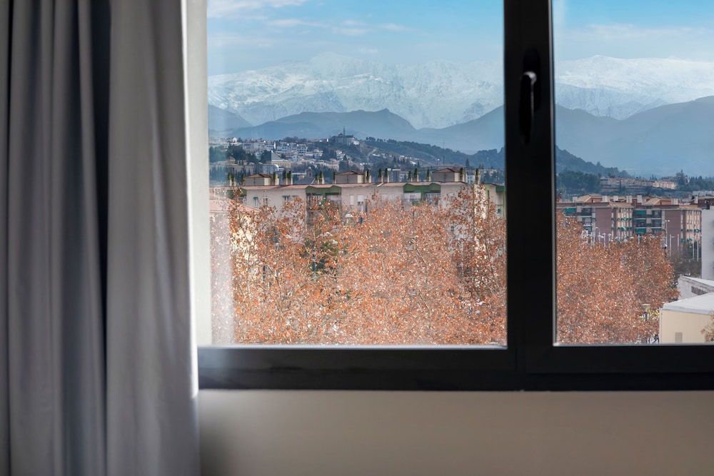 Habitación doble, vistas a la montaña del hotel B&B Granada Estación. Foto 3