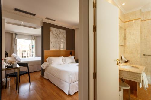 Habitación Familiar con baño privado del hotel Dauro Premier. Foto 1