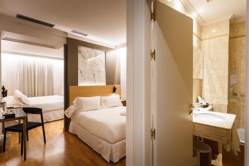 Habitación Familiar con baño privado del hotel Dauro Premier. Foto 5