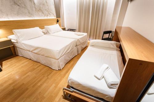 Habitación Triple del hotel Dauro Premier. Foto 9