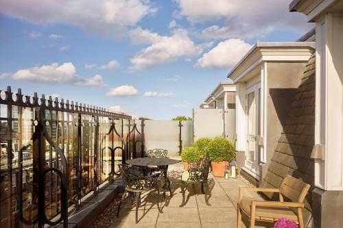 Habitación Premier Queen con terraza del hotel The London Edition. Foto 1
