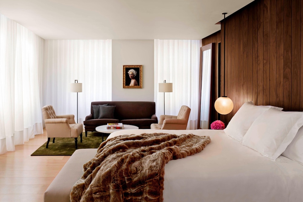 Suite, 1 cama de matrimonio grande, en esquina del hotel The London Edition. Foto 1