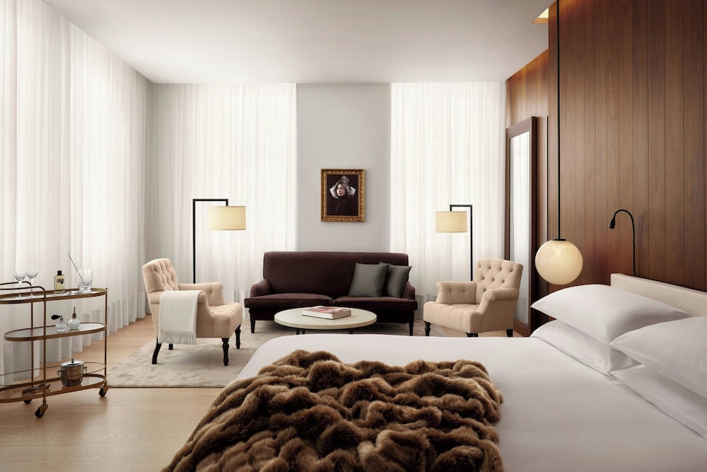Suite, 1 cama de matrimonio grande, en esquina del hotel The London Edition. Foto 3