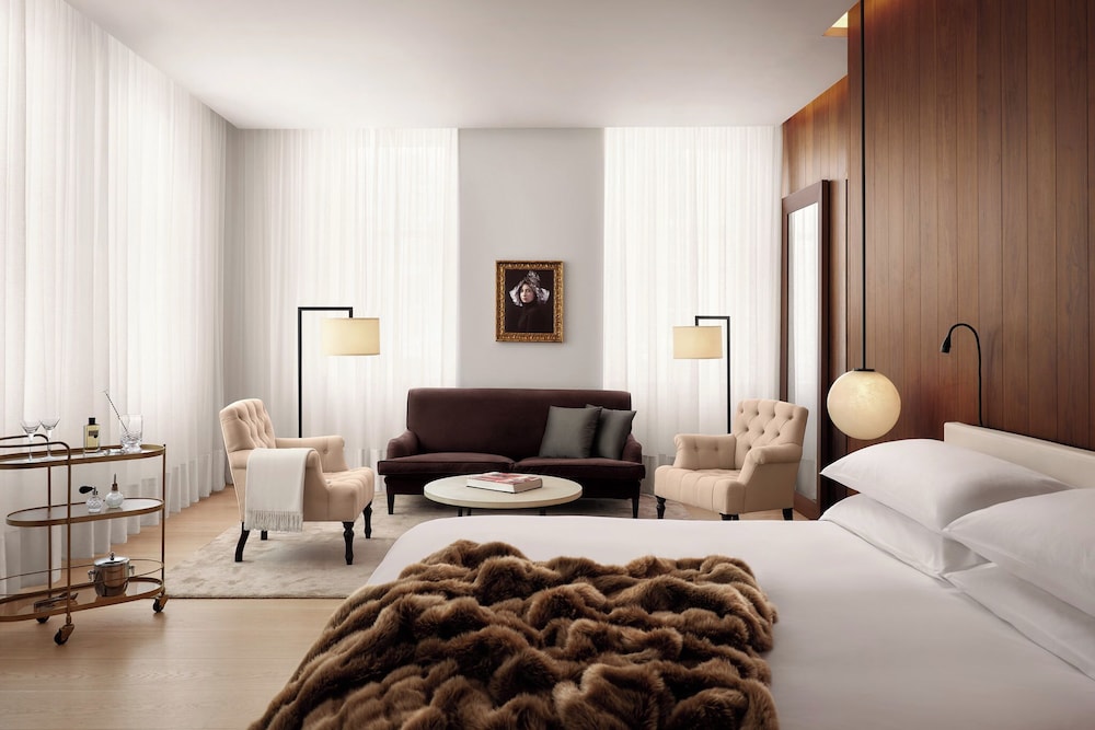 Suite, 1 cama de matrimonio grande, en esquina del hotel The London Edition. Foto 4