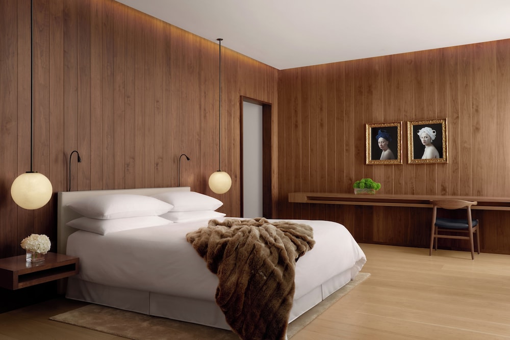 Suite, 1 cama de matrimonio grande, en esquina del hotel The London Edition. Foto 6