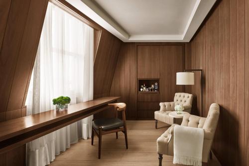 Ático con cama King del hotel The London Edition. Foto 1