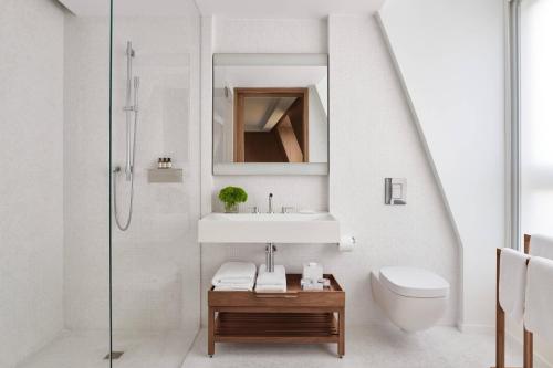 Habitación Premier Queen con terraza del hotel The London Edition. Foto 3