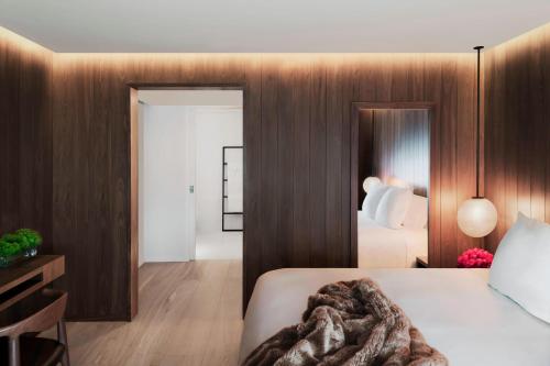 Habitación Superior con cama King del hotel The London Edition. Foto 1