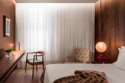 Habitación Superior con cama King del hotel The London Edition. Foto 2