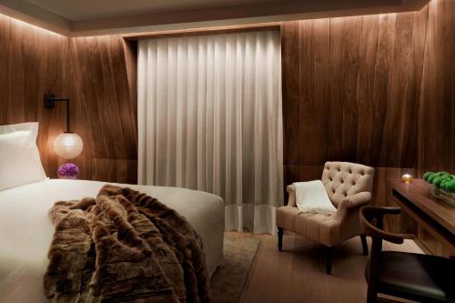 Habitación Superior con cama King del hotel The London Edition. Foto 3