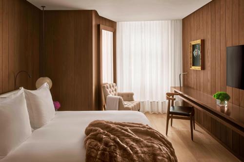 Habitación Superior con cama Queen del hotel The London Edition. Foto 3