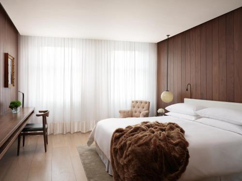 Habitación Deluxe con cama King del hotel The London Edition