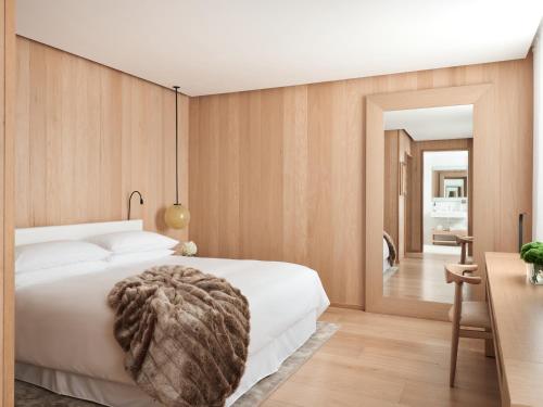 Habitación Deluxe con cama King del hotel The London Edition. Foto 1