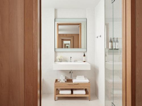 Habitación Deluxe con cama King del hotel The London Edition. Foto 2