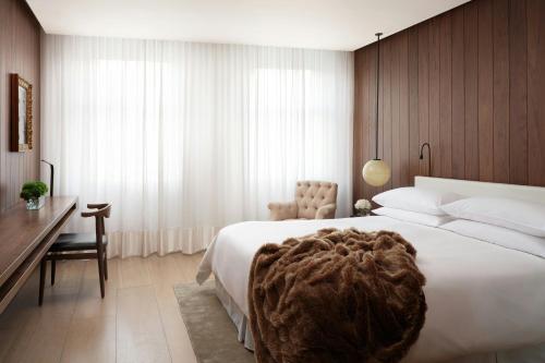 Habitación Deluxe con cama King del hotel The London Edition. Foto 4