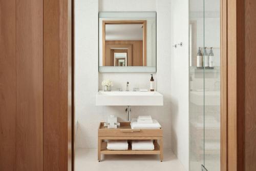 Habitación Deluxe con cama King del hotel The London Edition. Foto 7