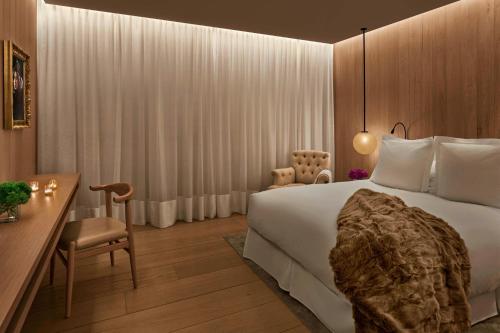 Habitación Deluxe con cama Queen del hotel The London Edition. Foto 1