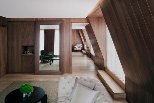 Suite Premier King con terraza del hotel The London Edition. Foto 1