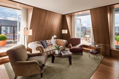 Suite Premier King con terraza del hotel The London Edition. Foto 2