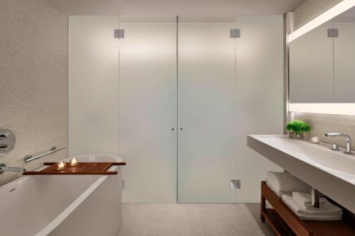 Suite Premier King con terraza del hotel The London Edition. Foto 3