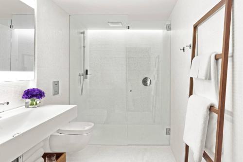 Suite King con terraza del hotel The London Edition. Foto 2