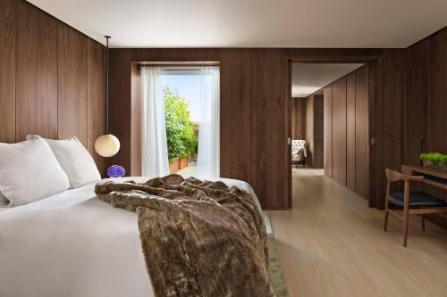 Penthouse de una habitación con cama King y vista a la ciudad del hotel The London Edition. Foto 4