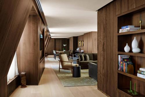 Penthouse de una habitación con cama King y vista a la ciudad del hotel The London Edition. Foto 5