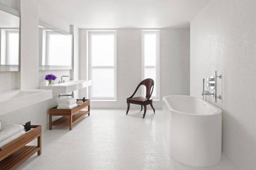 Penthouse de una habitación con cama King y vista a la ciudad del hotel The London Edition. Foto 7