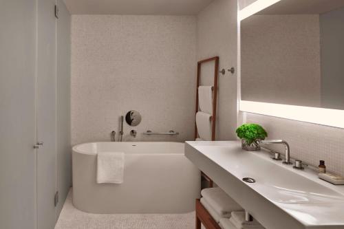 Habitación Premier Loft King del hotel The London Edition. Foto 6