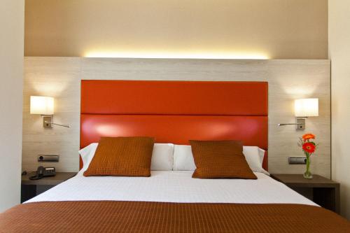 Habitación con cama grande y bañera de hidromasaje del hotel Porcel Sabica