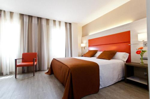 Habitación con cama grande y bañera de hidromasaje del hotel Porcel Sabica. Foto 1