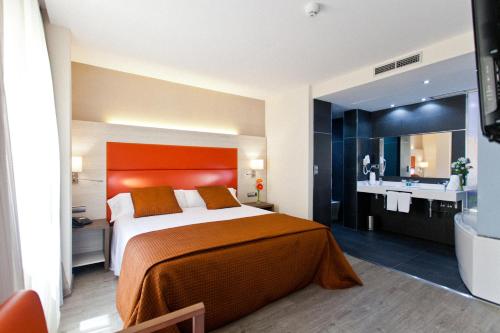 Habitación con cama grande y bañera de hidromasaje del hotel Porcel Sabica. Foto 2