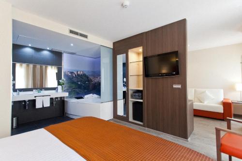 Habitación con cama grande y bañera de hidromasaje del hotel Porcel Sabica. Foto 3