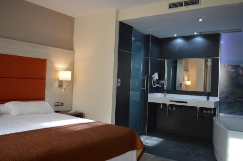 Habitación con cama grande y bañera de hidromasaje del hotel Porcel Sabica. Foto 4