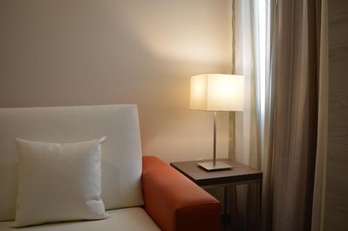 Habitación con cama grande y bañera de hidromasaje del hotel Porcel Sabica. Foto 5