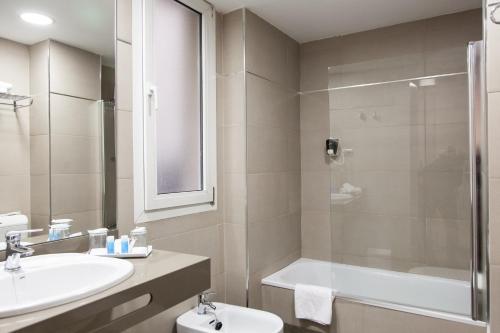 Habitación Triple del hotel Porcel Sabica. Foto 3