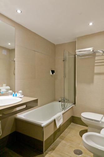 Habitación Triple del hotel Porcel Sabica. Foto 7