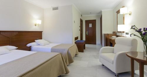 Habitación Triple del hotel Porcel Alixares. Foto 7