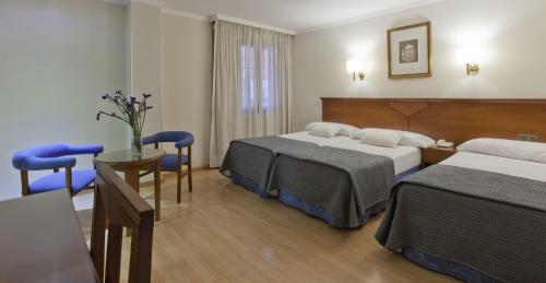 Habitación Triple del hotel Porcel Alixares. Foto 8