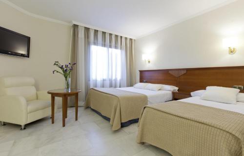 Habitación Triple del hotel Porcel Alixares. Foto 9
