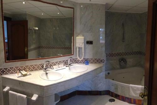 Suite Junior con terraza del hotel Porcel Alixares. Foto 6