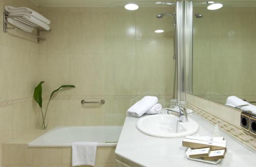 Habitación Familiar del hotel Porcel Alixares. Foto 5
