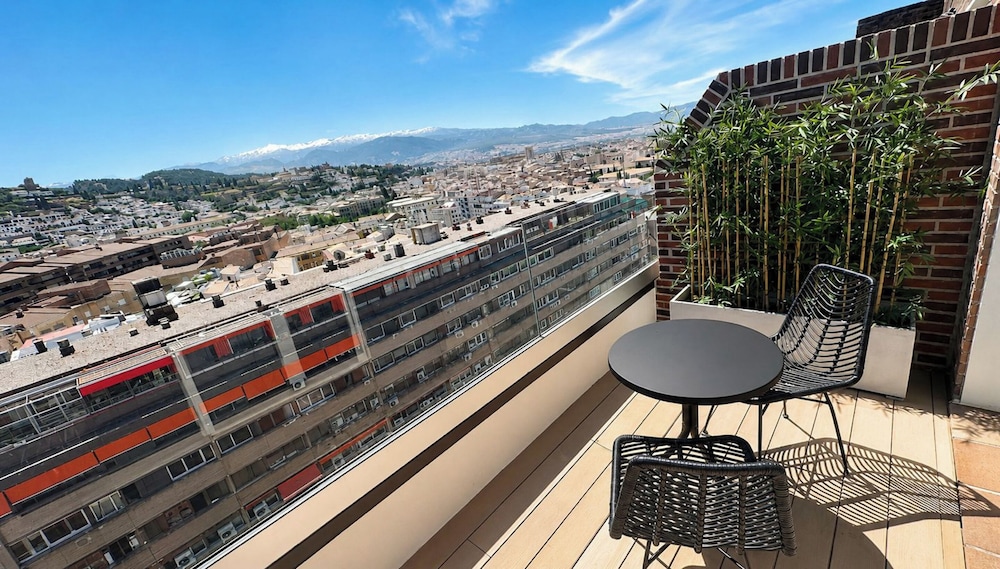 Superior con Terraza del hotel Sercotel HMO Martina. Foto 3