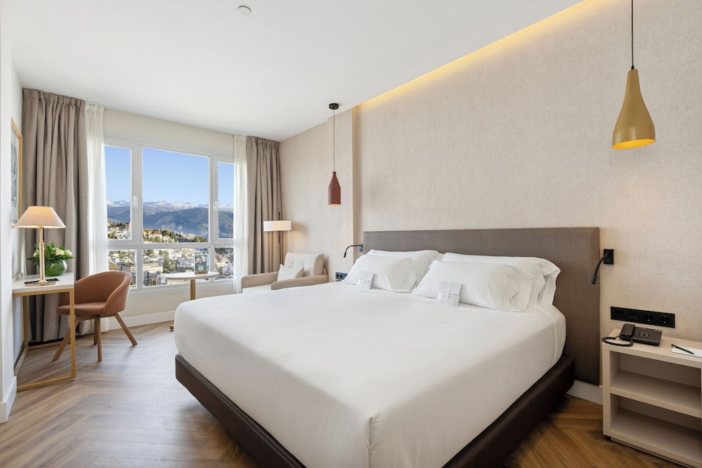 Superior Triple con Vistas del hotel Sercotel HMO Martina. Foto 3