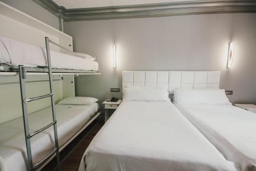 Habitación Familiar del hotel Los Angeles Granada. Foto 1