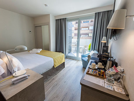 Habitación doble Balcón o Terraza del hotel Catalonia Granada. Foto 2