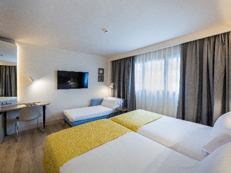 Habitación triple del hotel Catalonia Granada