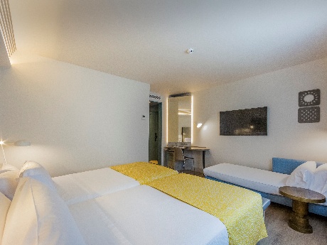 Habitación triple del hotel Catalonia Granada. Foto 1