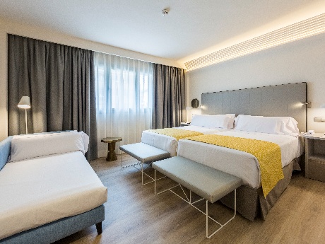 Habitación triple del hotel Catalonia Granada. Foto 2