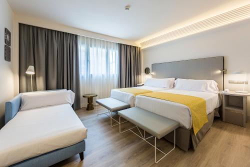 Habitación Triple del hotel Catalonia Granada. Foto 3